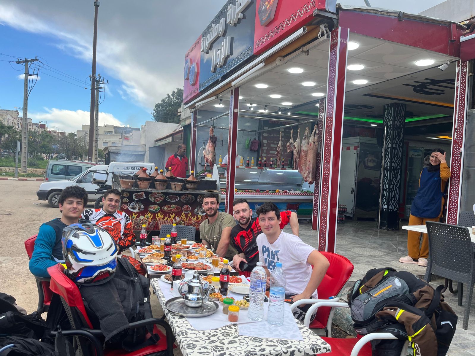 El grupo comiendo en un restaurante de carretera