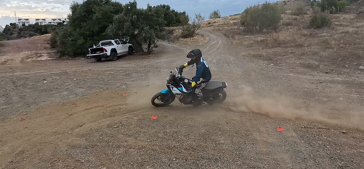 Piloto girando entre conos en el circuito