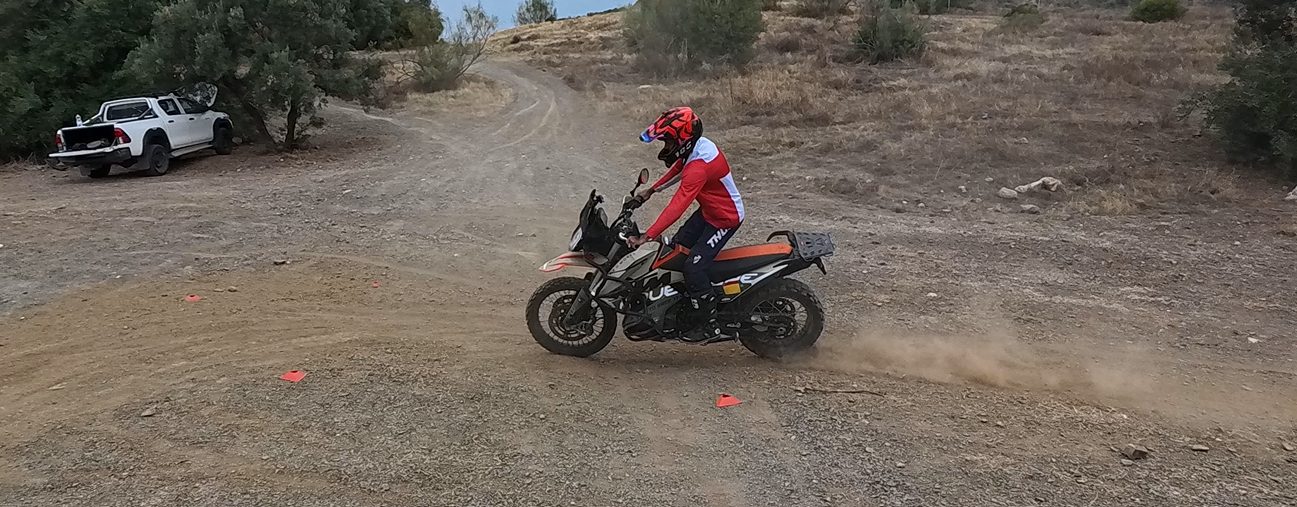 Piloto derrapando entre conos en el circuito
