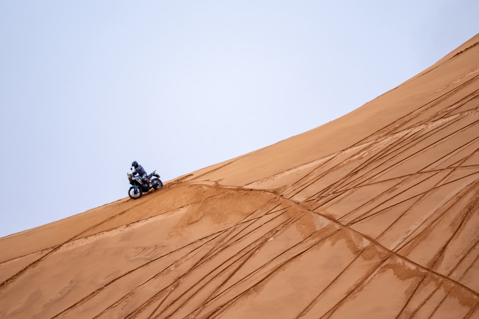 Moto en la cresta de una duna