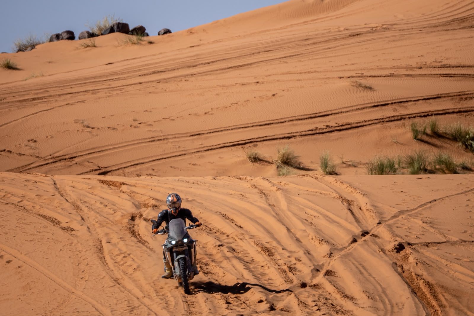 Piloto bajando una duna