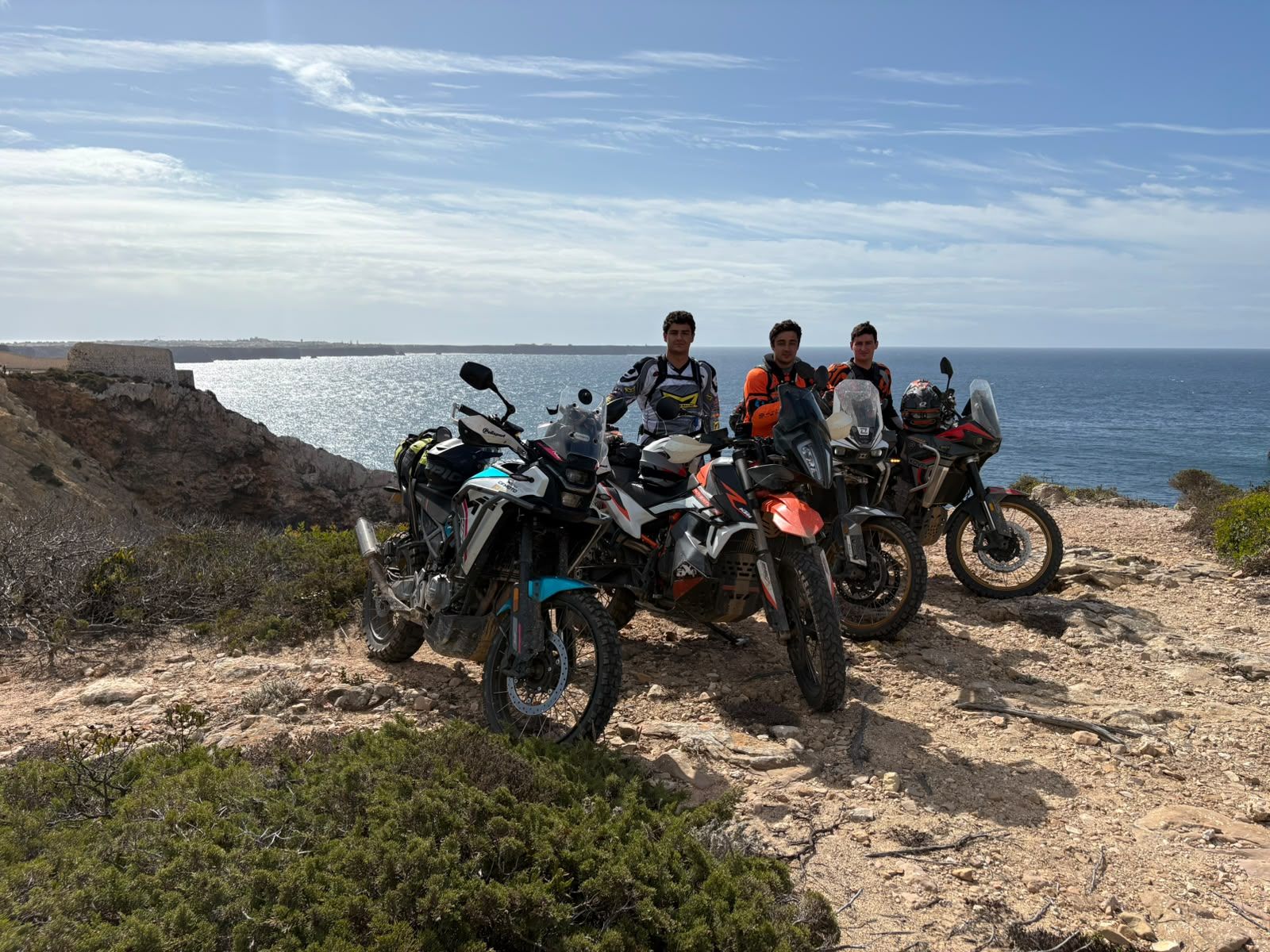 El grupo con las motos en un acantilado frente al mar