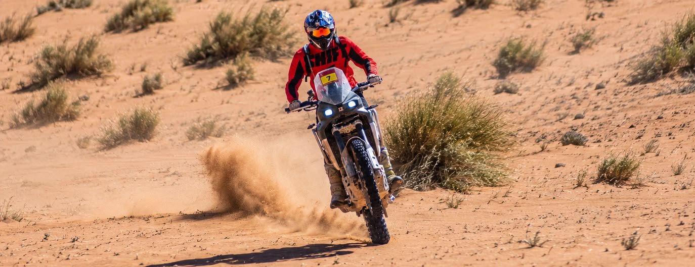 Jaime derrapando en la arena con la moto trail