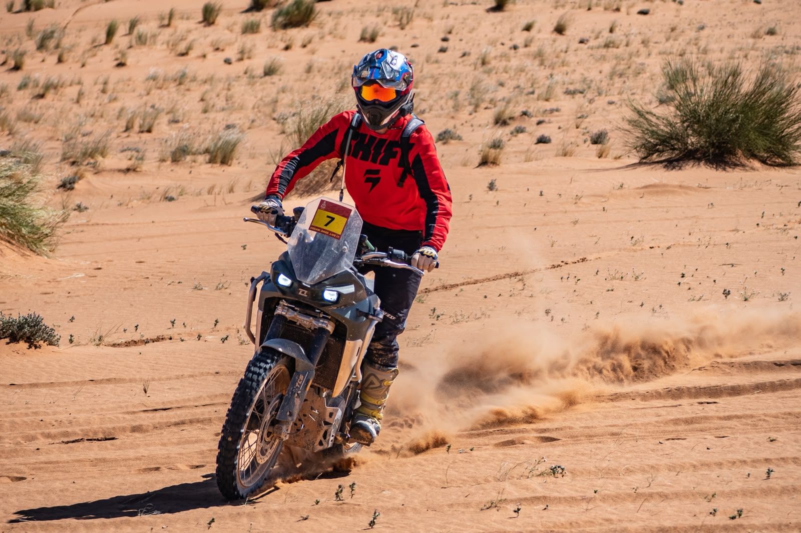 Piloto derrapando en la arena