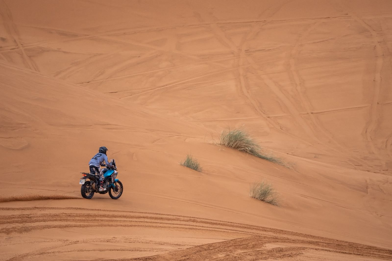 Moto trail subiendo una duna en Marruecos