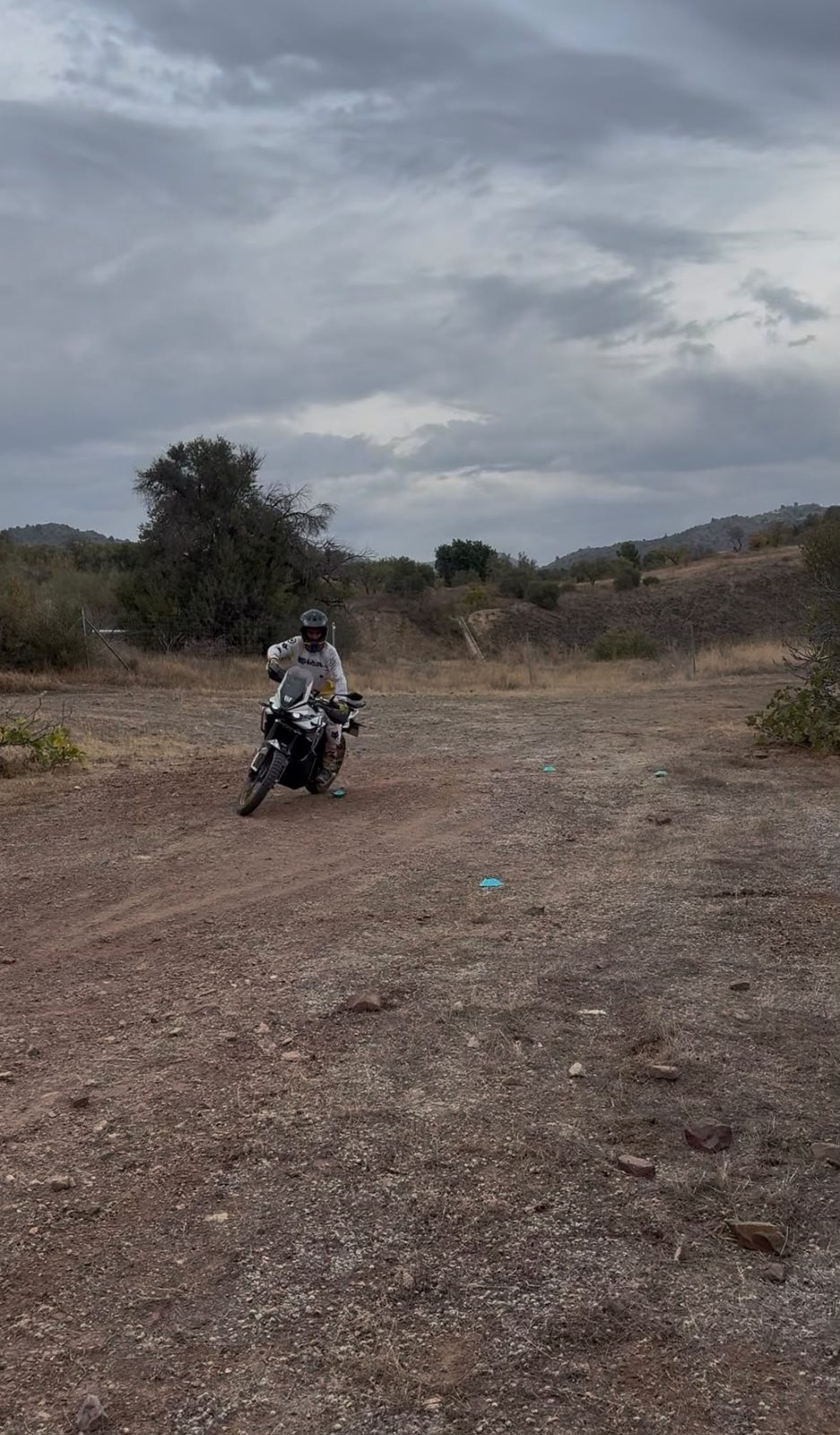 Piloto girando entre conos en el circuito de técnica