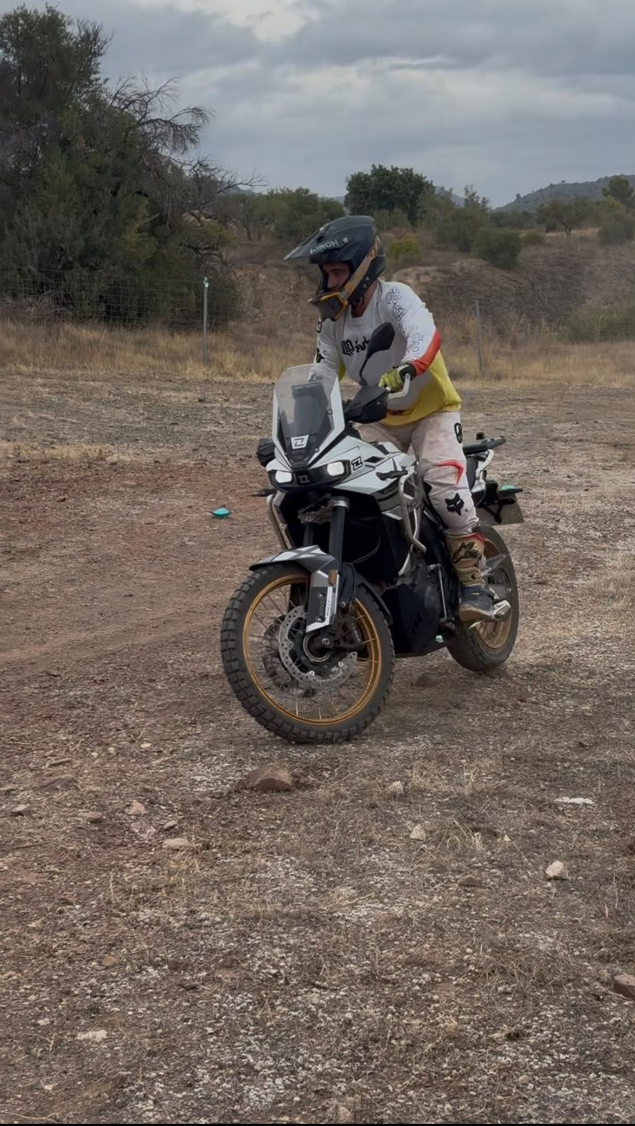 Alumno practicando equilibrio con la moto trail en el circuito