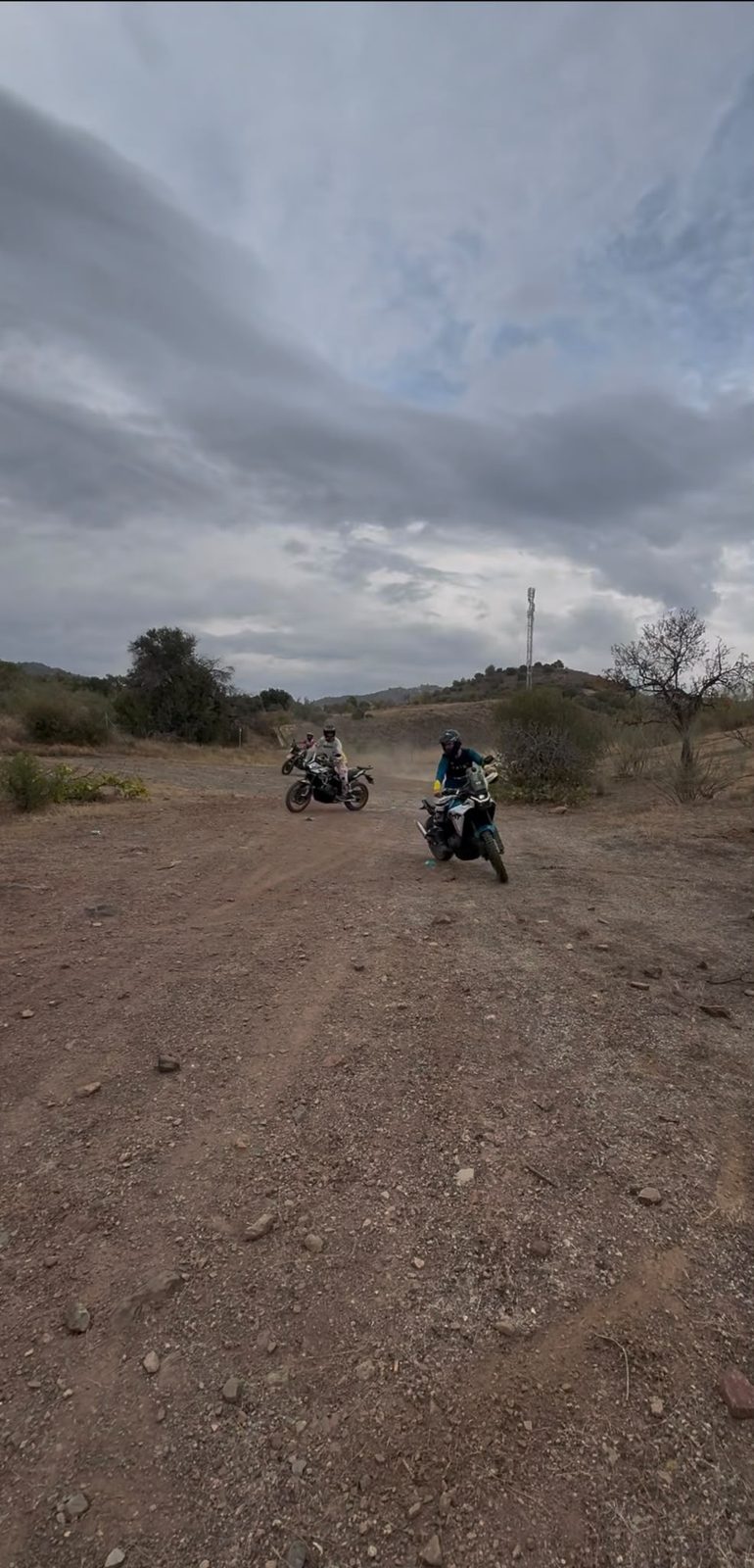 Dos pilotos practicando en el circuito de técnica